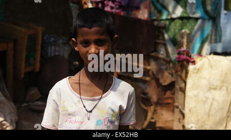 Adolescent indien dans un taudis Banque D'Images