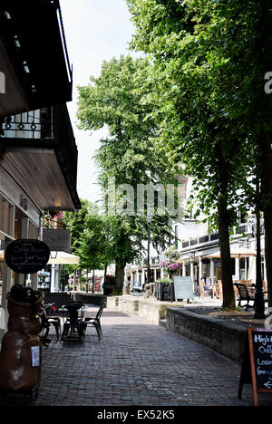 Le quartier chic Pantiles de Royal Tunbridge Wells Kent England UK avec ses élégantes boutiques et bars cafés Banque D'Images