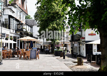 Le quartier chic Pantiles de Royal Tunbridge Wells Kent England UK avec ses élégantes boutiques et bars cafés Banque D'Images