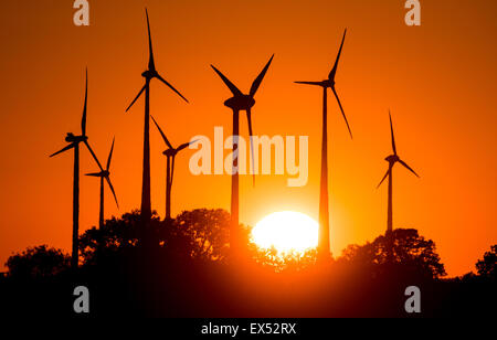 Un coucher de soleil derrière les éoliennes près de Mallnow (Brandebourg), Allemagne, 01 juillet 2015. Photo : Patrick Pleul/dpa Banque D'Images