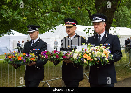 Hyde Park, Londres, juillet 2015 septième. Le maire de Londres Boris Johnson et d'autres des personnalités politiques, les membres de la commission des transports et de l'ordre dans la capitale, ainsi que des représentants des services d'urgence de déposer des couronnes au 7/7 memorial à Hyde Park. Sur la photo : Sir Bernard Hogan Howe, droit est accompagné par le commissaire de police des transports Britannique Paul Crowther OBE et Adrian Leppard QPM - commissaire à la City de Londres. Crédit : Paul Davey/Alamy Live News Banque D'Images