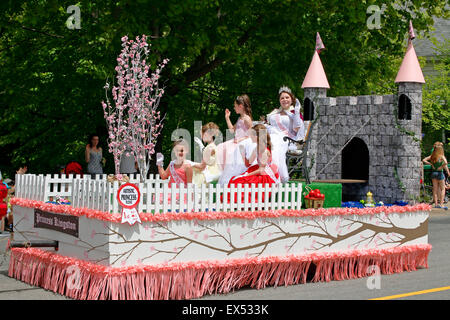 83e Reine Annapolisa flottent dans l'Annapolis Valley Apple Blossom Festival Parade à Kentville, Nouvelle-Écosse, Canada, 2015 Banque D'Images