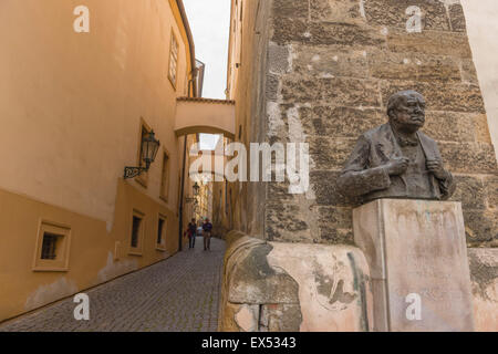 Sculpture de statue de Churchill, vue d'un buste du premier ministre britannique Winston Churchill dans le quartier du château (Hradcany) de Prague, République tchèque. Banque D'Images