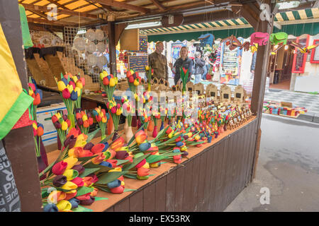 Marché Havelska Prague, touristes parcourir un étal vendant des fleurs en bois coloré dans la Havelske marché dans le quartier Stare Mesto de Prague. Banque D'Images