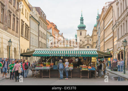 Marché de Prague, vue de touristes parcourant stands dans le plus grand marché de Prague - l'Havelske - dans le quartier Stare Mesto de la ville, République tchèque. Banque D'Images