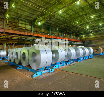 D'énormes rouleaux de fer-blanc dans l'usine Banque D'Images