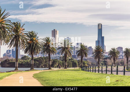 Melbourne City skyline vu de lac d'Albert Park, Melbourne, Victoria, Australie Banque D'Images