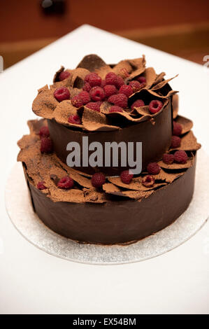 Framboise chocolat gâteau de mariage décoré Banque D'Images