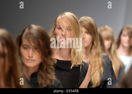 Potsdam, Allemagne. Le 06 juillet, 2015. Présenter des modèles de créations de designer portugais Daniela Barros lors de la Fashion Week à Potsdam, Allemagne, 06 juillet 2015. La 2e édition de "Potsdam maintenant' a lieu dans le champ de la Berlin Fashion Week, durant laquelle le printemps/été 2016 collections sont présentées du 07 au 10 juillet. Photo : Ralf Hirschberger/dpa/Alamy Live News Banque D'Images