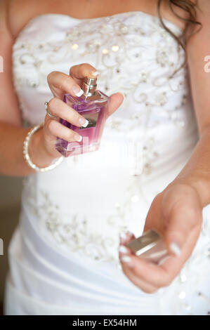 Les préparatifs de noce, mariée de se préparer avant le grand jour en mettant sur le parfum Banque D'Images