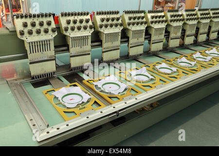 Broderie Machine à broder est un processus par lequel une machine à coudre Banque D'Images