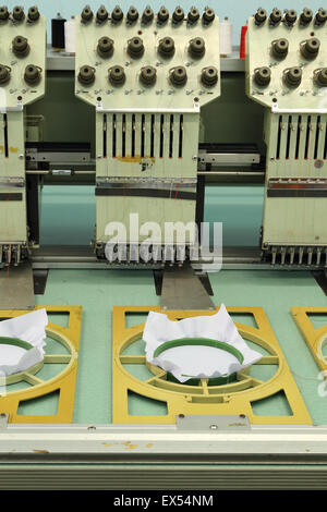 Broderie Machine à broder est un processus par lequel une machine à coudre Banque D'Images