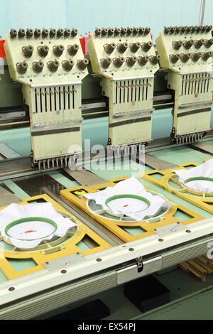 Broderie Machine à broder est un processus par lequel une machine à coudre Banque D'Images