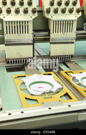 Broderie Machine à broder est un processus par lequel une machine à coudre Banque D'Images