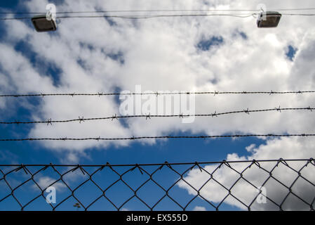 Barb Wire Fence, nuages blancs et ciel bleu en arrière-plan, rêvant de liberté Concept Banque D'Images