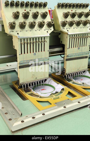 Broderie Machine à broder est un processus par lequel une machine à coudre Banque D'Images