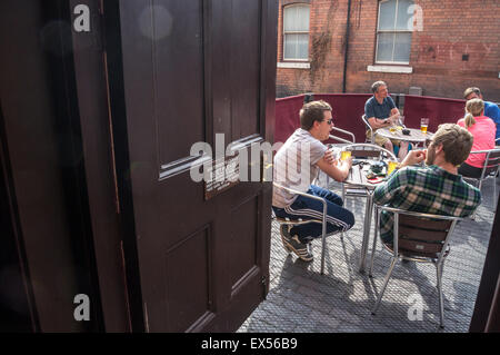 Jardin de bière de la rue Brunswick Inn, 1842, par Francis Thompson, de la terrasse, Derby, Derbyshire, Angleterre, Royaume-Uni verres boissons table pub Banque D'Images