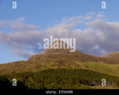Vue du pap of Glencoe 'Sgorr na Ciche' de Invercoe, Glencoe, Argyll, Scotland, UK. Banque D'Images