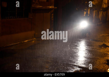 Kolkata, Inde. 08 juillet, 2015. Douche mousson la nuit vient au secours de gens de Kolkata. Lundi température Kolkata touch 34,7 degrés Celsius, ce qui est 3 degré de température normale. Credit : Saikat Paul/Pacific Press/Alamy Live News Banque D'Images