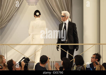 Paris, France. 07Th Juillet, 2015. Designer allemand Karl Lagerfeld reconnaît les applaudissements après son automne/hiver 2015-2016 collection Haute Couture pour Chanel lors de la Fashion Week de Paris, à Paris, France, 07 juillet 2015. La présentation de la collections de Haute Couture se déroule du 05 au 09 juillet. Dpa : Crédit photo alliance/Alamy Live News Banque D'Images