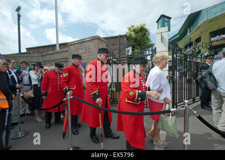 Wimbledon, Londres, Royaume-Uni. 07Th Juillet, 2015. Wimbledon Londres, Royaume-Uni. 7 juillet 2015. Un groupe de retraités Chelsea arrivent à la veille de profils têtes tennis sur jour 8 de l'Tennis de Wimbledon Crédit : amer ghazzal/Alamy Live News Banque D'Images