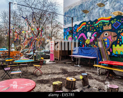 Berlin bar extérieur et salle à manger avec tables et murale colorée, Veteranen Strasse, Berlin Banque D'Images