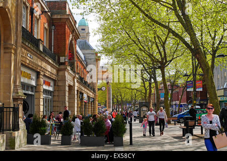 Cafe de la chaussée et scène de rue, Peterborough Cambridgeshire, Angleterre, Royaume-Uni Banque D'Images