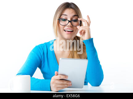 Portrait of young smiling woman using digital tablet. Isolé sur blanc. Banque D'Images