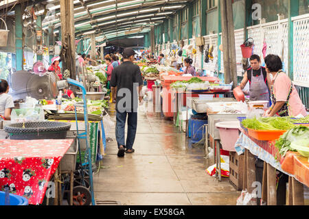 Les vendeurs et les clients sur le plus grand marché Bngkok humide à Khlong Toei, Thaïlande Banque D'Images