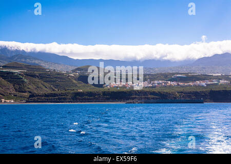 ESP, l'Espagne, les Canaries, l'île de La Palma, Puerto Naos à la côte ouest, nuages sur la Cumbre montagnes. ESP, Spanien Banque D'Images