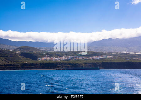 ESP, l'Espagne, les Canaries, l'île de La Palma, Puerto Naos à la côte ouest, nuages sur la Cumbre montagnes. ESP, Spanien Banque D'Images