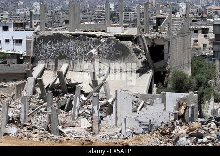 La ville de Gaza, bande de Gaza, territoire palestinien. 7 juillet, 2015. Une murale est vu peint sur un mur d'une maison qui a été détruit pendant la guerre de 50 jours entre Israël et le Hamas' militants dans l'été de 2014, dans l'est de la ville de Gaza Shujaiya, quartier le 7 juillet 2015. Il y a un an, une nouvelle guerre a éclaté entre Israël et les Palestiniens dans la bande de Gaza, le troisième en six ans. Au cours du conflit -- la plus longue, plus mortelles et plus destructeur -- 2 251 Palestiniens ont été tués, dont 551 enfants. Plus de 10 000 ont été blessés et 100 000 sont sans abri. Du côté israélien, 73 Banque D'Images