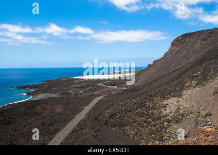ESP, l'Espagne, les Canaries, l'île de La Palma, de solidifier la lave du volcan Teneguia à la côte près de Fuencaliente. ESP Banque D'Images