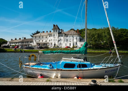 Un voilier amarré sur le Canal de Bude en dehors de l'hôtel Falcon à Bude, Cornwall. Banque D'Images