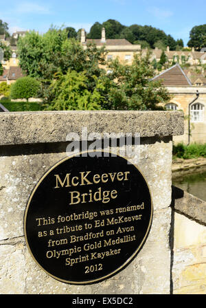 Plaque sur une passerelle au-dessus de la rivière Avon, nommé en hommage à la championne olympique Ed McKeever. Banque D'Images