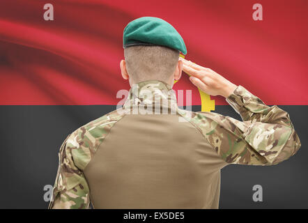 Soldat en hat face drapeau national series - Angola Banque D'Images