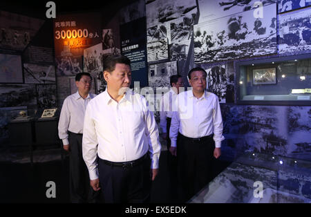 (150707) -- BEIJING, 7 juillet 2015 (Xinhua) -- Haut de la Parti communiste chinois (PCC) et les chefs d'état Xi Jinping (2L), Li Keqiang (R), Zhang Dejiang (L) et Yu Zhengsheng (2e R) visite la 'grande victoire, contribution historique' exposition pour commémorer le 78e anniversaire du début de la guerre du peuple chinois de la résistance contre l'agression japonaise, au Musée de la guerre de résistance du peuple chinois contre l'agression japonaise près de Pont Lugou, également connu sous le pont Marco Polo, à Beijing, Chine, le 7 juillet 2015. Haut CPC et dirigeants de l'Etat Xi Jinping, Li Keqiang, Zhang Dejiang, Banque D'Images