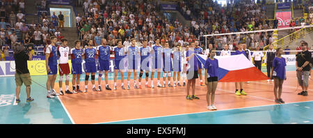 Équipe de République tchèque en ligne avant la coupe du monde masculine de volley-ball League group D match République tchèque contre le Japon à Opava, République tchèque, le 4 juillet 2015. (Photo/CTK Petr Sznapka) Banque D'Images