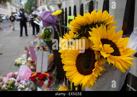 Londres, Royaume-Uni. 7 juillet, 2015. 10e anniversaire de la bombe du 7 juillet à Londres. Les fleurs sont portées à la mémoire des victimes des attentats de Londres. Ici le mémorial sur Tavistock Square, où l'autobus a eu lieu. Des passants se rassemblent pour lire les cartes en mémoire, et d'autres à déposer des fleurs. Le 7 juillet 2005 Attentats de Londres (souvent appelé 7/7) ont coordonné une série d'attentats-suicide dans le centre de Londres, qui a pris pour cible des civils en utilisant le système de transport public pendant l'heure de pointe du matin. Crédit : Michael Kemp/Alamy Live News Banque D'Images