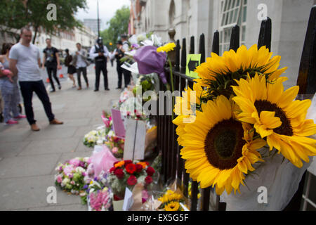 Londres, Royaume-Uni. 7 juillet, 2015. 10e anniversaire de la bombe du 7 juillet à Londres. Les fleurs sont portées à la mémoire des victimes des attentats de Londres. Ici le mémorial sur Tavistock Square, où l'autobus a eu lieu. Des passants se rassemblent pour lire les cartes en mémoire, et d'autres à déposer des fleurs. Le 7 juillet 2005 Attentats de Londres (souvent appelé 7/7) ont coordonné une série d'attentats-suicide dans le centre de Londres, qui a pris pour cible des civils en utilisant le système de transport public pendant l'heure de pointe du matin. Crédit : Michael Kemp/Alamy Live News Banque D'Images