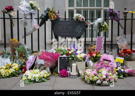 Londres, Royaume-Uni. 7 juillet, 2015. 10e anniversaire de la bombe du 7 juillet à Londres. Les fleurs sont portées à la mémoire des victimes des attentats de Londres. Ici le mémorial sur Tavistock Square, où l'autobus a eu lieu. Des passants se rassemblent pour lire les cartes en mémoire, et d'autres à déposer des fleurs. Le 7 juillet 2005 Attentats de Londres (souvent appelé 7/7) ont coordonné une série d'attentats-suicide dans le centre de Londres, qui a pris pour cible des civils en utilisant le système de transport public pendant l'heure de pointe du matin. Crédit : Michael Kemp/Alamy Live News Banque D'Images