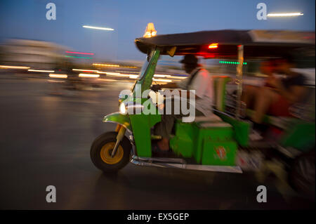 Bangkok Thaïlande tuk-tuk taxi effectue un zoom arrière par un flou en début de soirée Banque D'Images