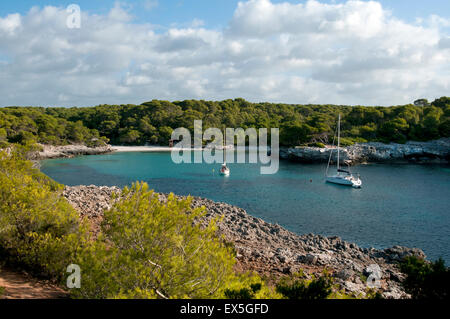 Deux yachts amarrés dans le calme des eaux turquoise du Cala Turqueta sur l'île de Minorque espagne Banque D'Images