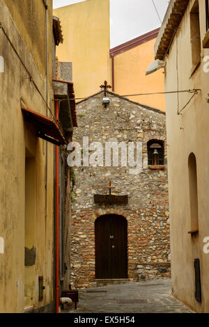 Vue vers le bas l'une des ruelles de Castelmola vers une vieille église Banque D'Images