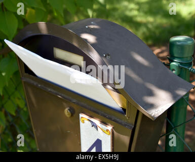 Cottbus, Allemagne. 07Th Juillet, 2015. Mettre une lettre dans une boîte aux lettres à Cottbus, Allemagne, 07 juillet 2015. Après la fin de la grève des postiers allemands des millions de lettres et colis doivent être livrés. Photo : Bernd Settnik/dpa/Alamy Live News Banque D'Images