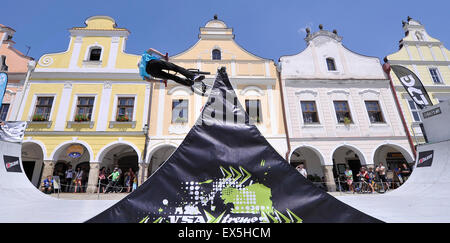 Telc, République tchèque. 4 juillet, 2015. La République tchèque en championnat BMX Freestyle, en minirampe, a eu lieu dans le centre historique de Telc, République tchèque, le samedi, 4 juillet, 2015. © Lubos Pavlicek/CTK Photo/Alamy Live News Banque D'Images