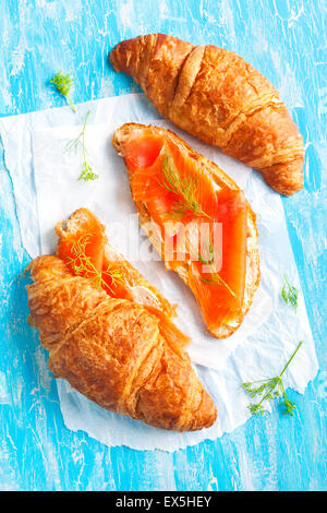 Croissant au saumon fumé et fromage à la crème Banque D'Images