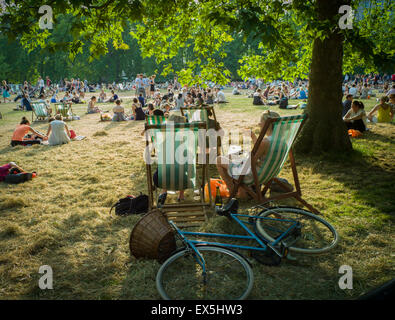 Soirée d'été pour les cyclistes et les banlieusards dans Green Park, Londres, 1er juillet 2015 la journée la plus chaude de l'année à 37 degrés Banque D'Images