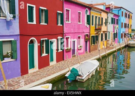 Rangée de maisons au bord du canal peint de couleurs vives, Burano Lagune de Venise Vénétie Italie Europe Banque D'Images