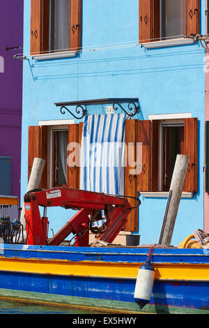 Barge avec l'équipement des bâtiments colorés sur elle amarrés devant chambre Burano Lagune de Venise Vénétie Italie Europe Banque D'Images